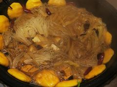 小鸡炖蘑菇-粘豆包柴火铁锅炖