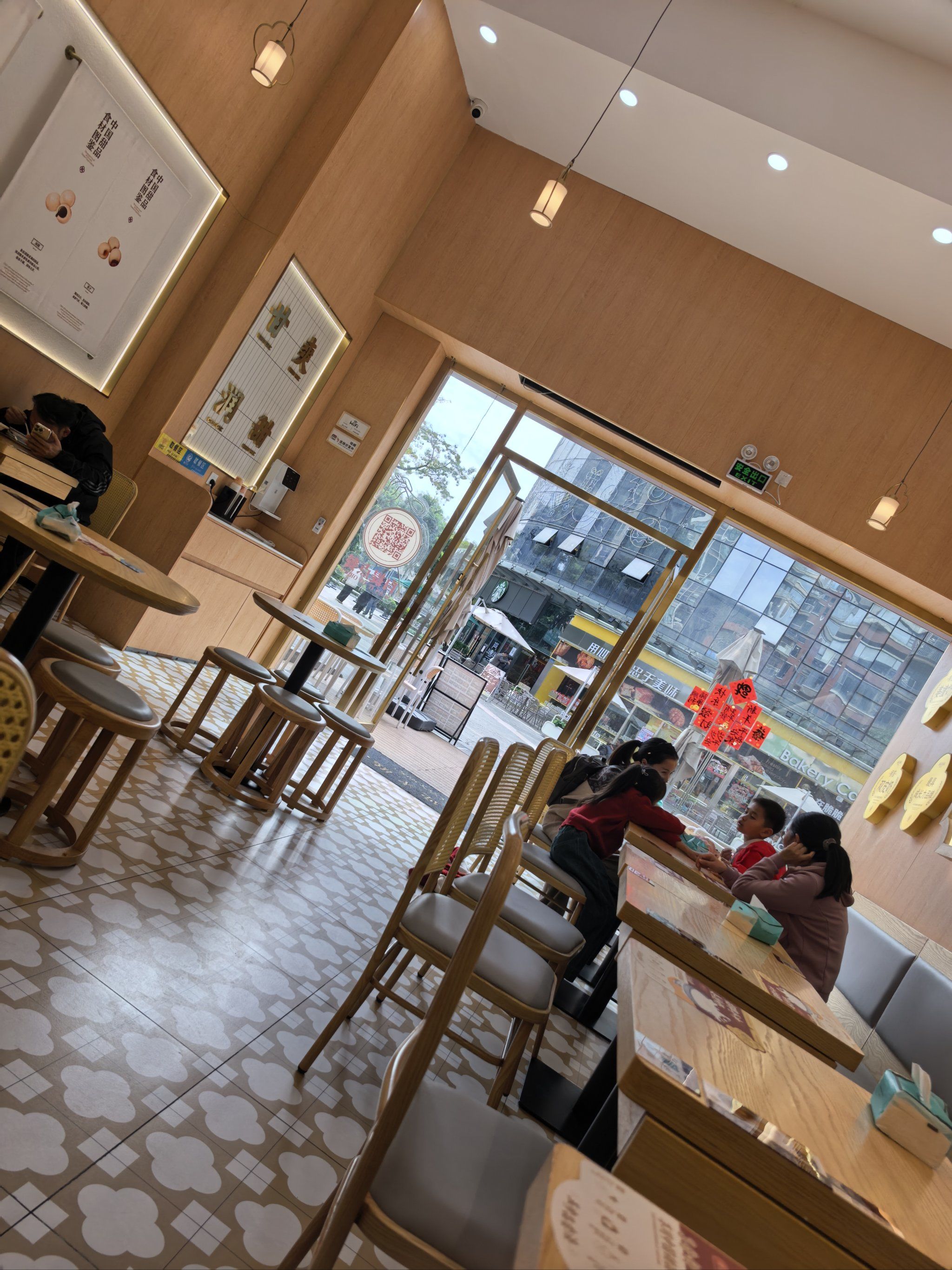 店内装饰风格简约现代,墙上挂满了甜品的图