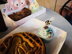 -小镇影院迪士尼小熊Duffy与他的朋友合影地