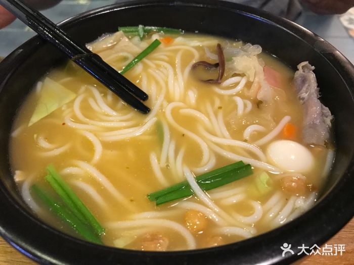 云味馆过桥米线(摩尔广场店)酸菜肥牛米线图片