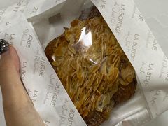 巴旦木羊角包-Salon de The de Joel Robuchon(外滩18号店)