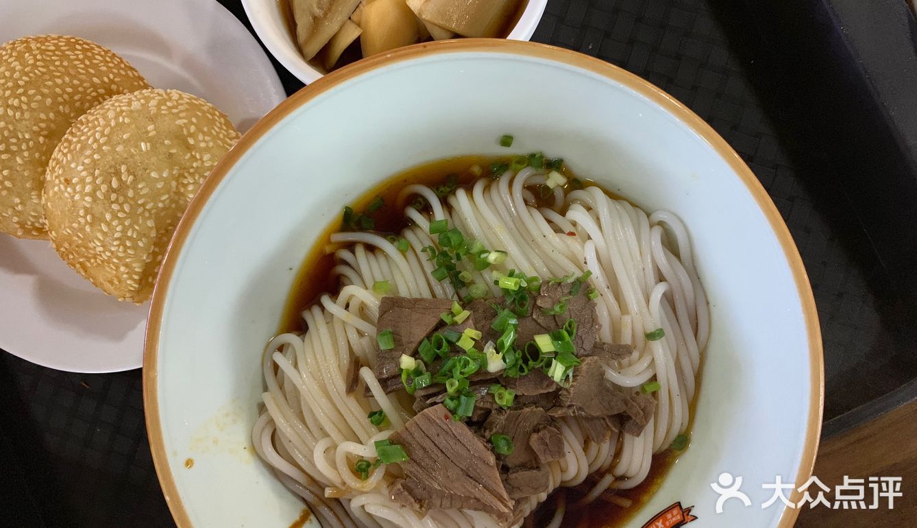 藕饺里面放了生姜稍微有点辣，蒿子粑粑蒿味很重