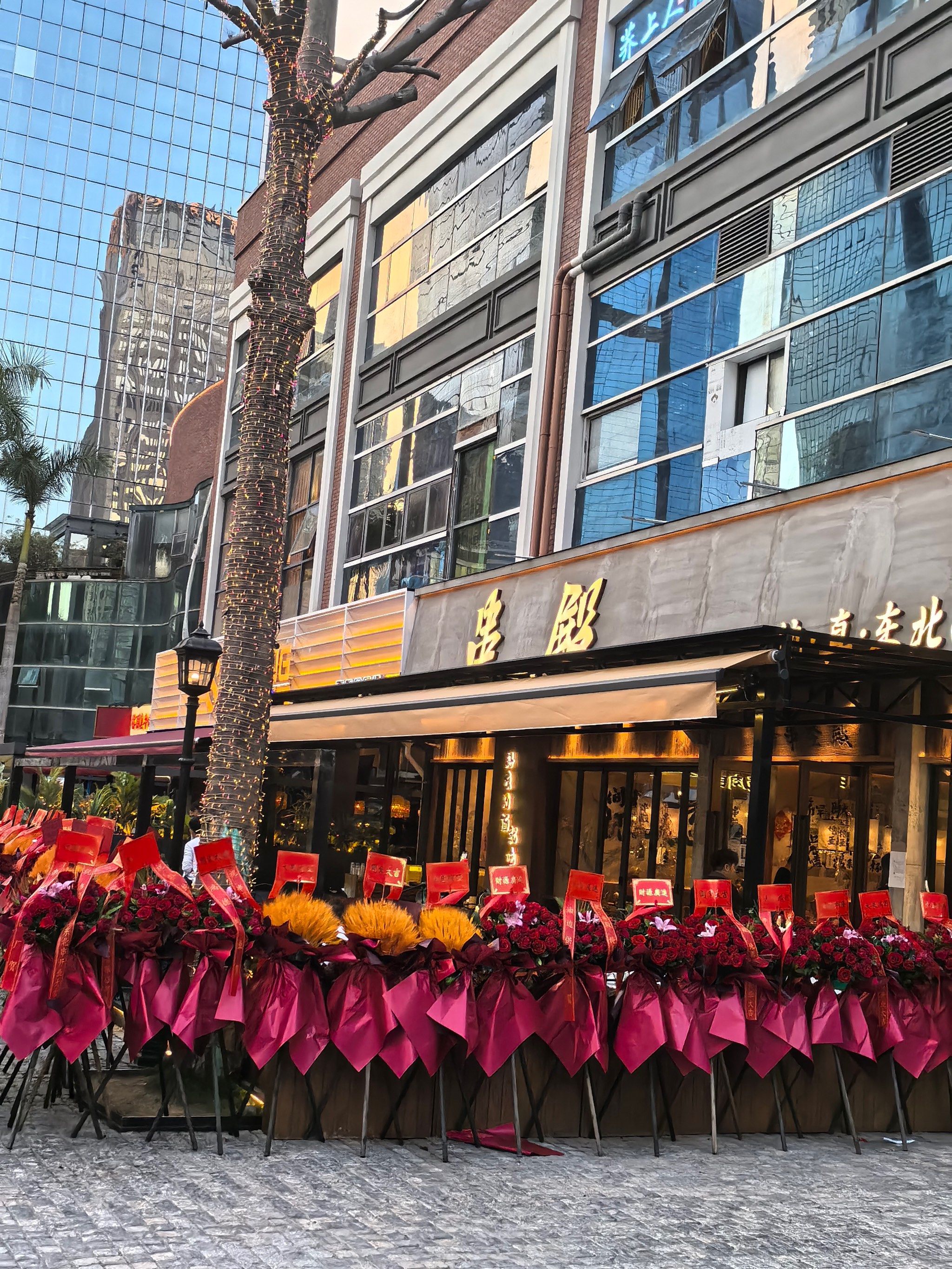 他们家在深圳已经有几个分店了,应该人气,实力都很棒,新店开业购物