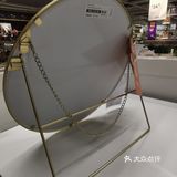 这个系列的镜子都采用黄铜色的金属镜框