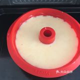 准备：鸡蛋4个，砂糖50克，面粉100克 步骤