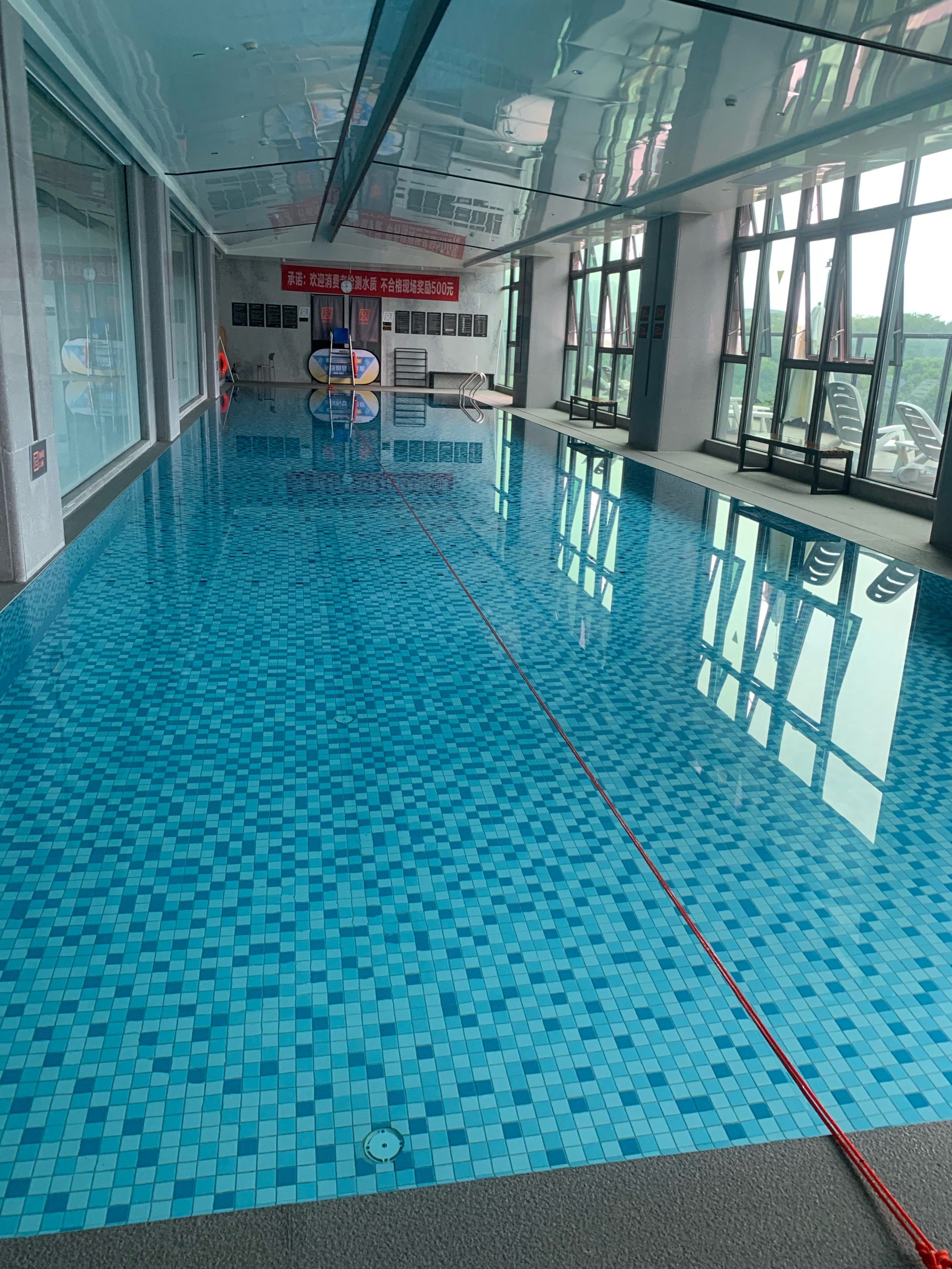 健身房设施设备还挺齐全[呲牙]
泳池有深水区和浅水区