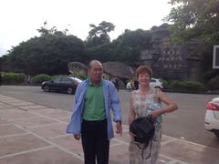 门口的保安大叔拾金不昧。-湖光岩风景区