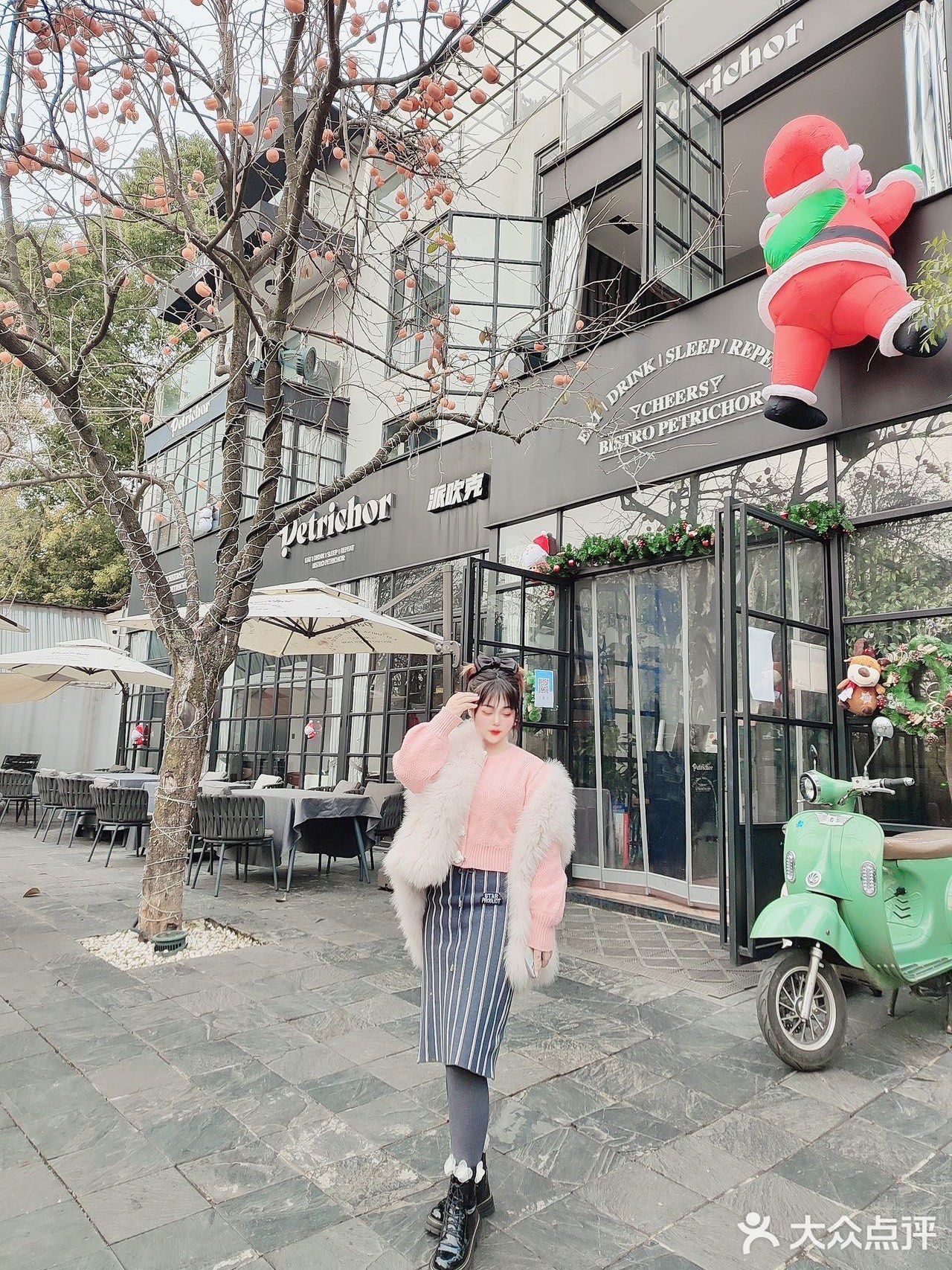 想不到武汉居然也有这么浪漫的地方～圣诞氛围也太美了吧～