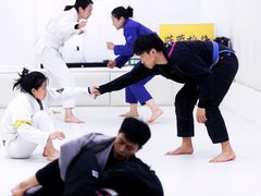 -菠萝格斗巴西柔术训练馆