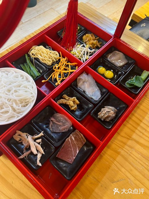 勺子米线·云南传统小吃市集(四方街店)传统过桥米线图片