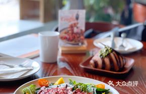 Grilled Beef and Mango Salad