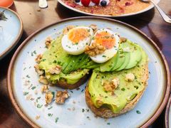 牛油果煮蛋吐司-RAC BAR(安福路店)