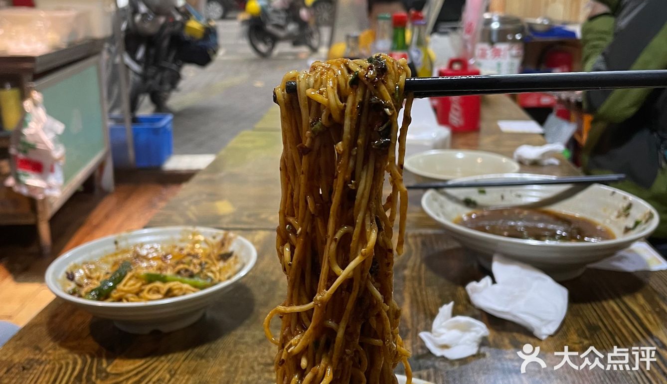 为了节约成本，就有了一个专门提供热水的地方