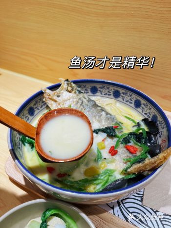 一碗粉里竟有大半条鱼️好吃不贵的快乐谁懂