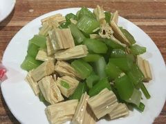 芹菜腐竹-宝瑞门钉肉饼店