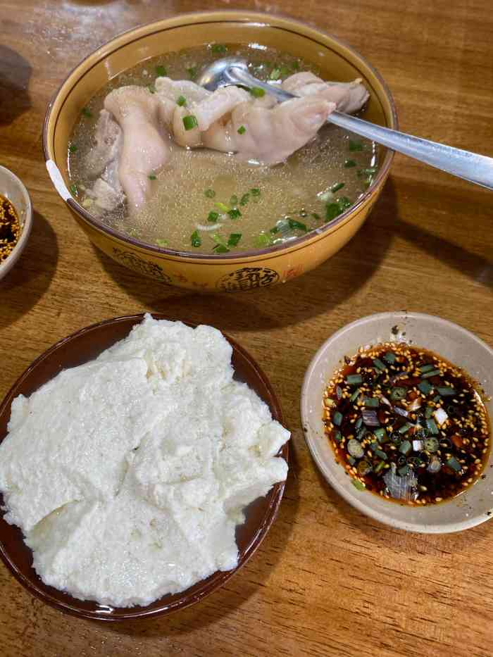 二哥肥肠蹄花汤饭-"办公楼附近的一个小门面,本地人吃挺多的,.