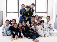 -菠萝格斗巴西柔术训练馆