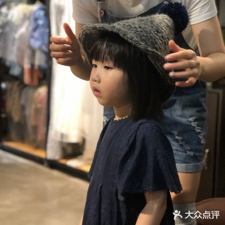 店铺主打儿童+孕妇+全家福的摄影 环境属于工业风