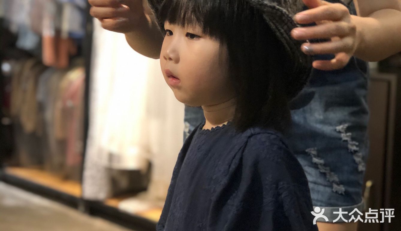店铺主打儿童+孕妇+全家福的摄影 环境属于工业风
