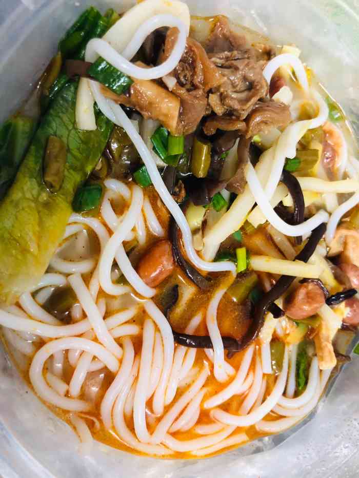 吃了一个三鲜桂林米粉,不怎么好吃.