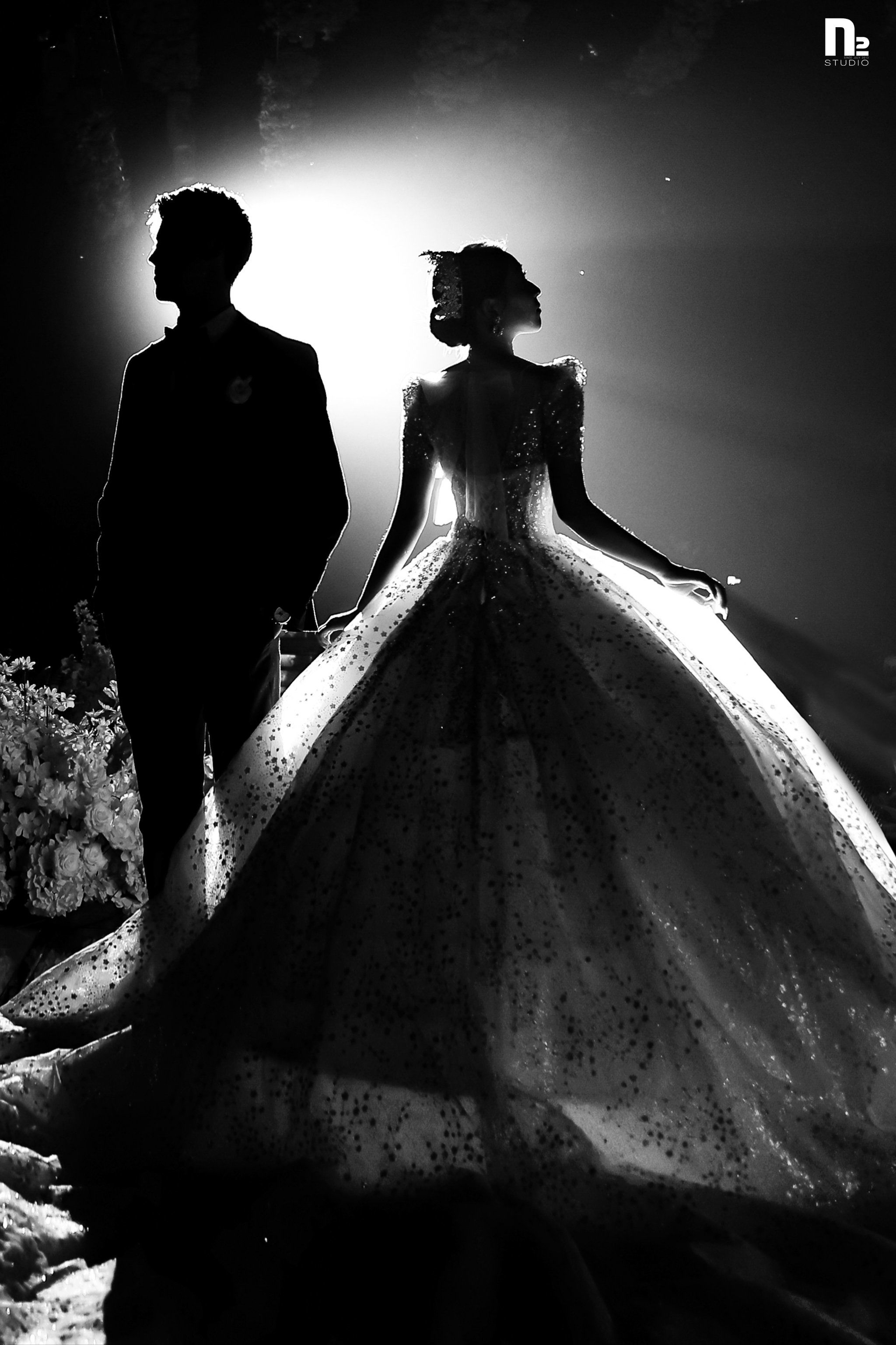 重工高定婚纱
让婚礼的仪式感直接拉满
光影的加入让整个画面充满