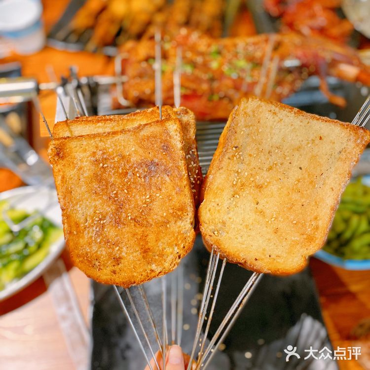 来一口是外皮酥脆，而且羊肉鲜嫩！是我喜欢的味道！