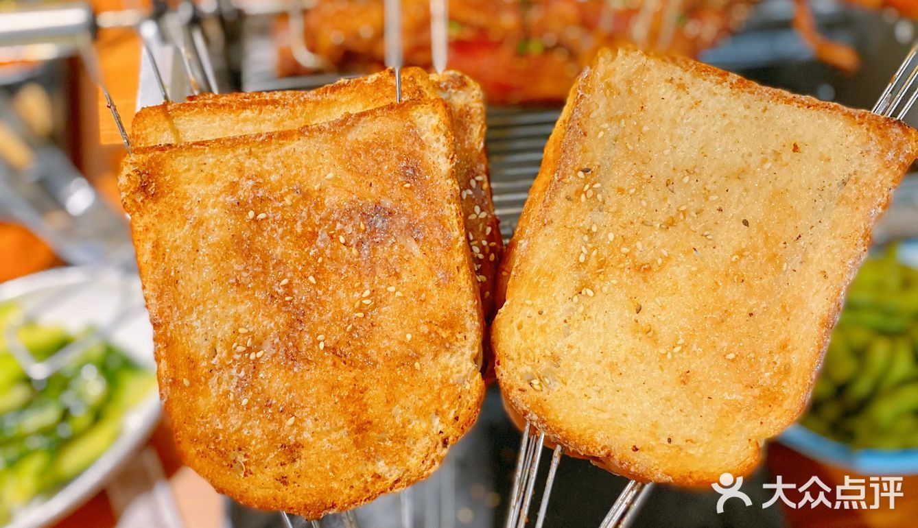 来一口是外皮酥脆,而且羊肉鲜嫩!是我喜欢的味道!