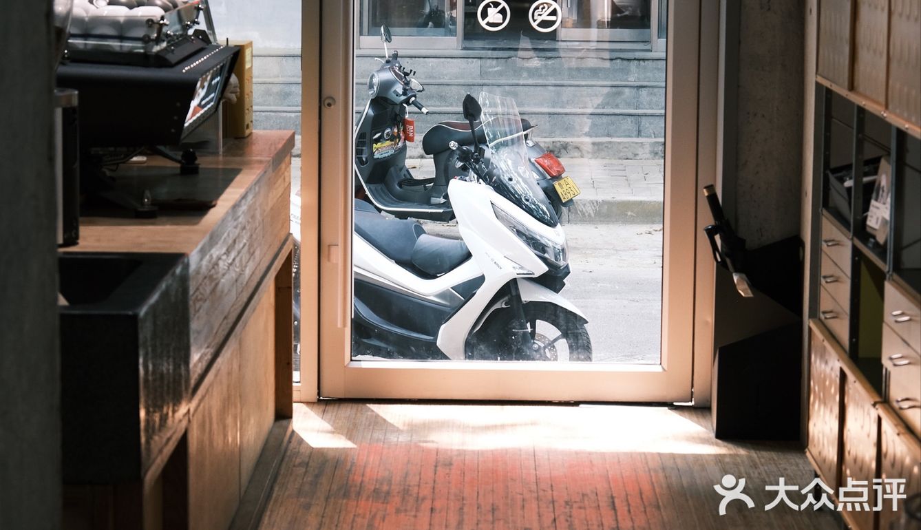 这是一家开业还不到一年的新店，却吸引了无比多