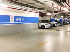 -绿地缤纷城-停车场