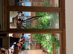 靠窗位-蜜桃餐厅·伴山(湖滨商业街店)