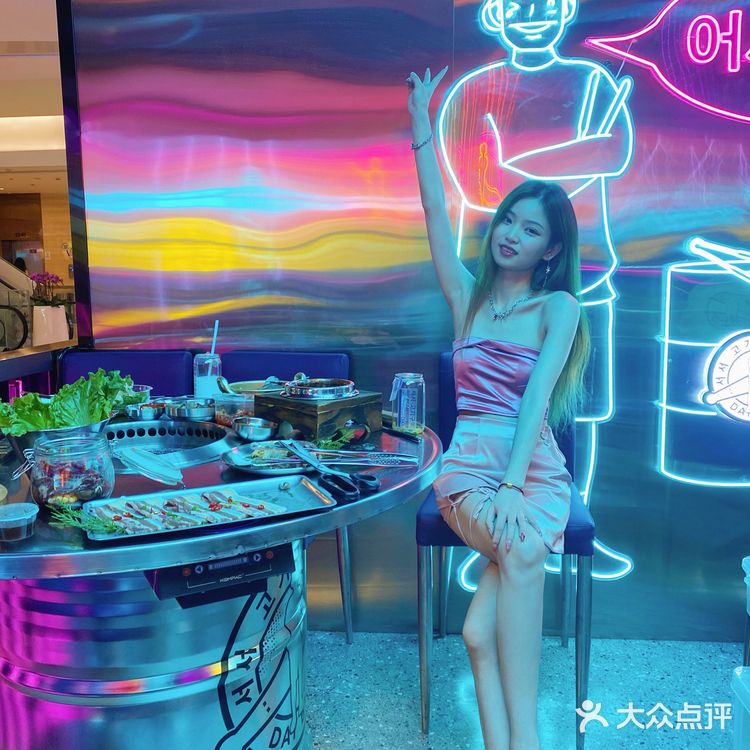 杭州首家站着吃的氛围烤肉店