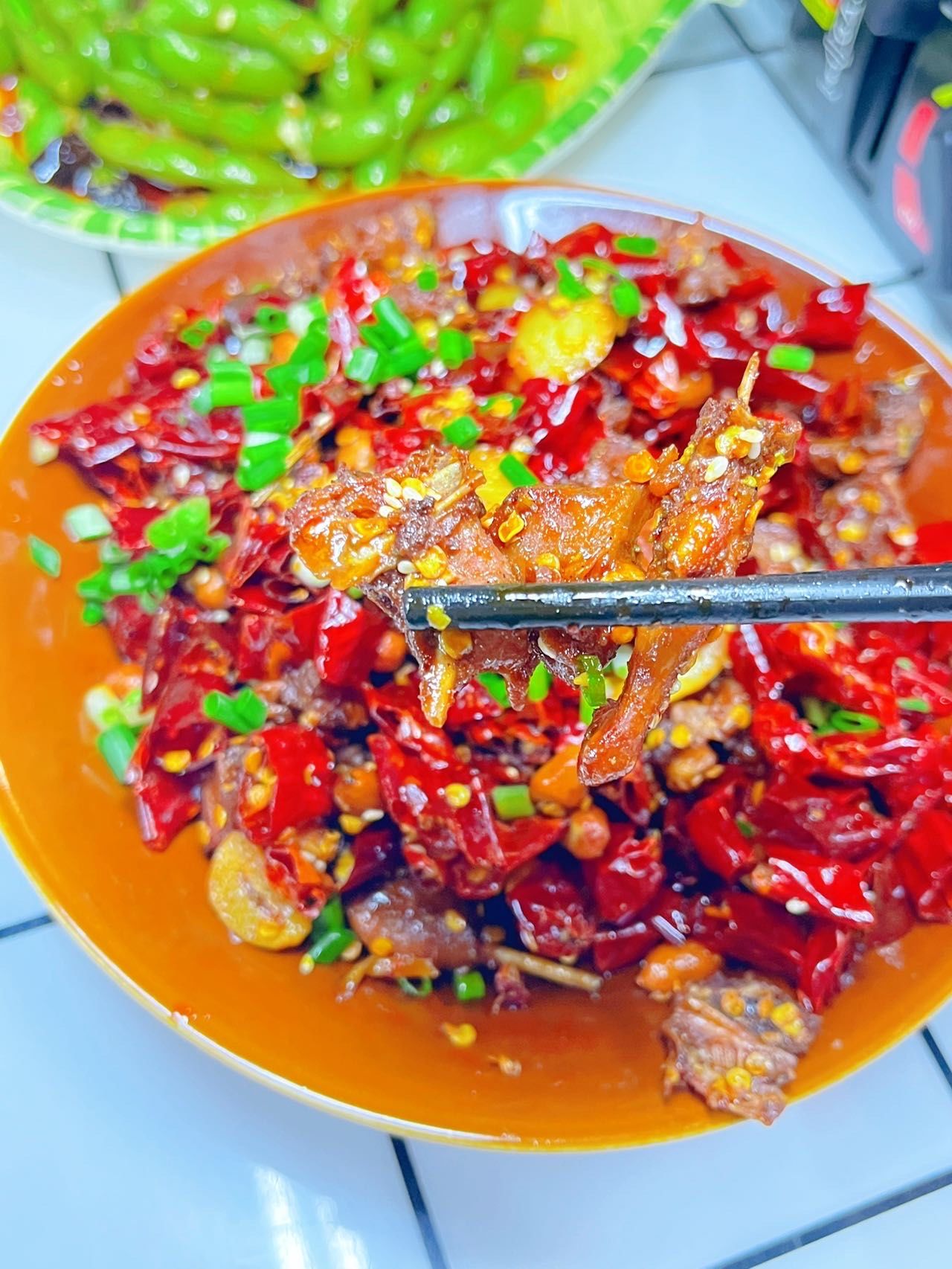 贵州菜,以虾酸肥肠牛肉火锅为招牌,还有臭酸螺蛳,肉沫卷粉等特色菜品