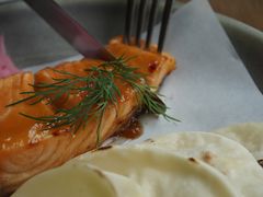 烟熏三文鱼配烤饺子皮和芥末籽酱-BOR Eatery(安福路店)