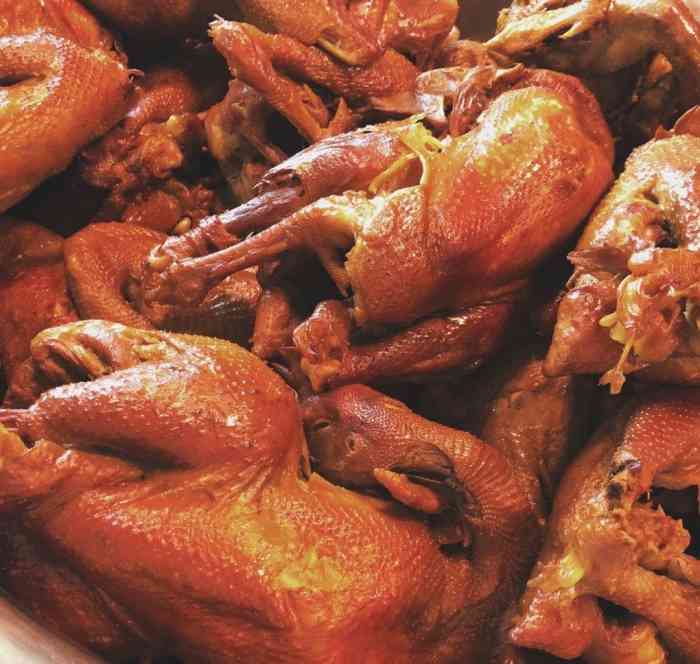 张金涛熏鸡-"在卓子山服务区.有卓子山熏鸡专卖店.在返.