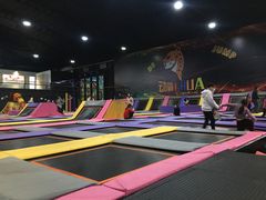 -嘿哟动霸CHUA·新潮玩运动娱乐中心·蹦床滑冰团建乐园