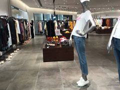 -URBAN REVIVO(高德置地广场·春广场店)