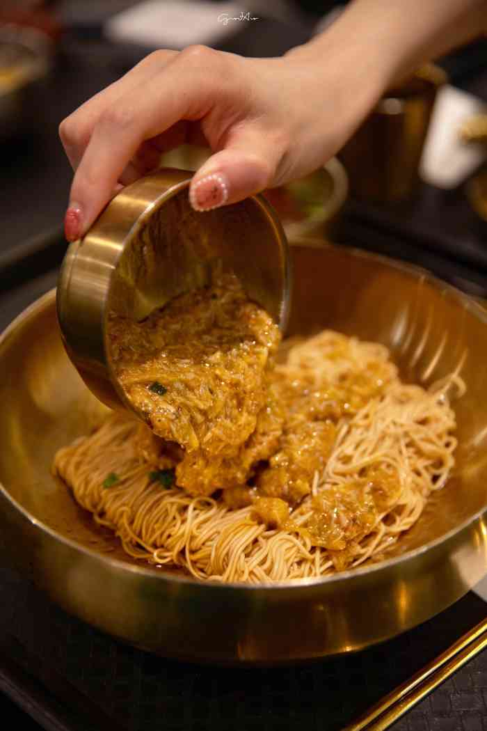 贡梅·蟹粉拌面(818广场店)-"和小伙伴约午饭,她选的三家店都需要排队