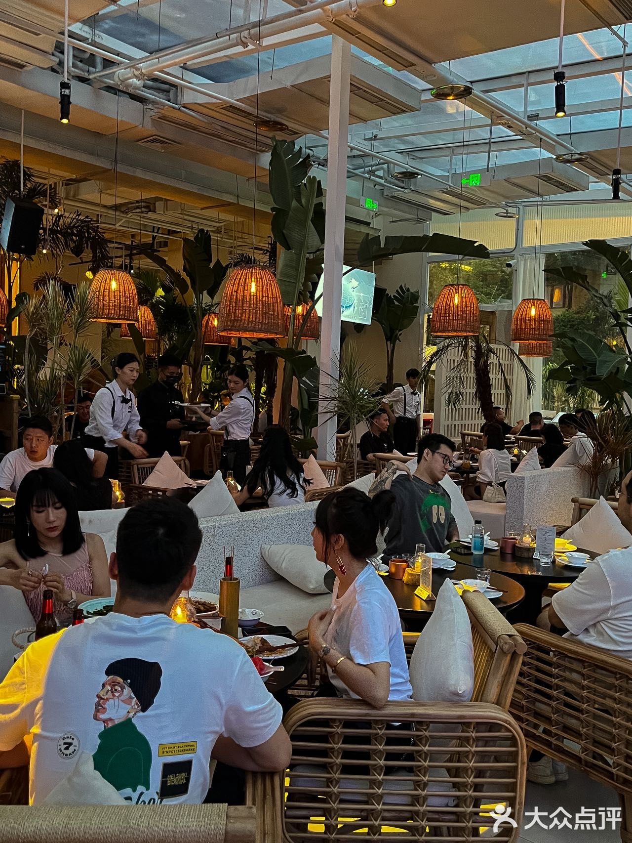 在重庆  一定会和朋友们一直去的音乐餐酒吧～