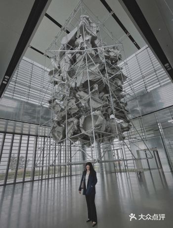 位于海边的一个美术馆，虽然从市区过来要一个小时
