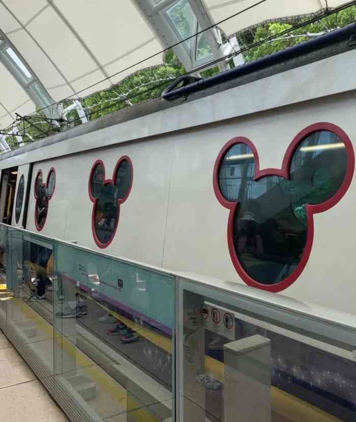 港铁迪士尼线-"香港迪斯尼县特别有特色,它整条地铁上很多.