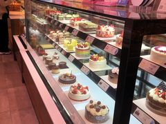 面包甜点陈列柜-巴黎贝甜(五月花广场店)
