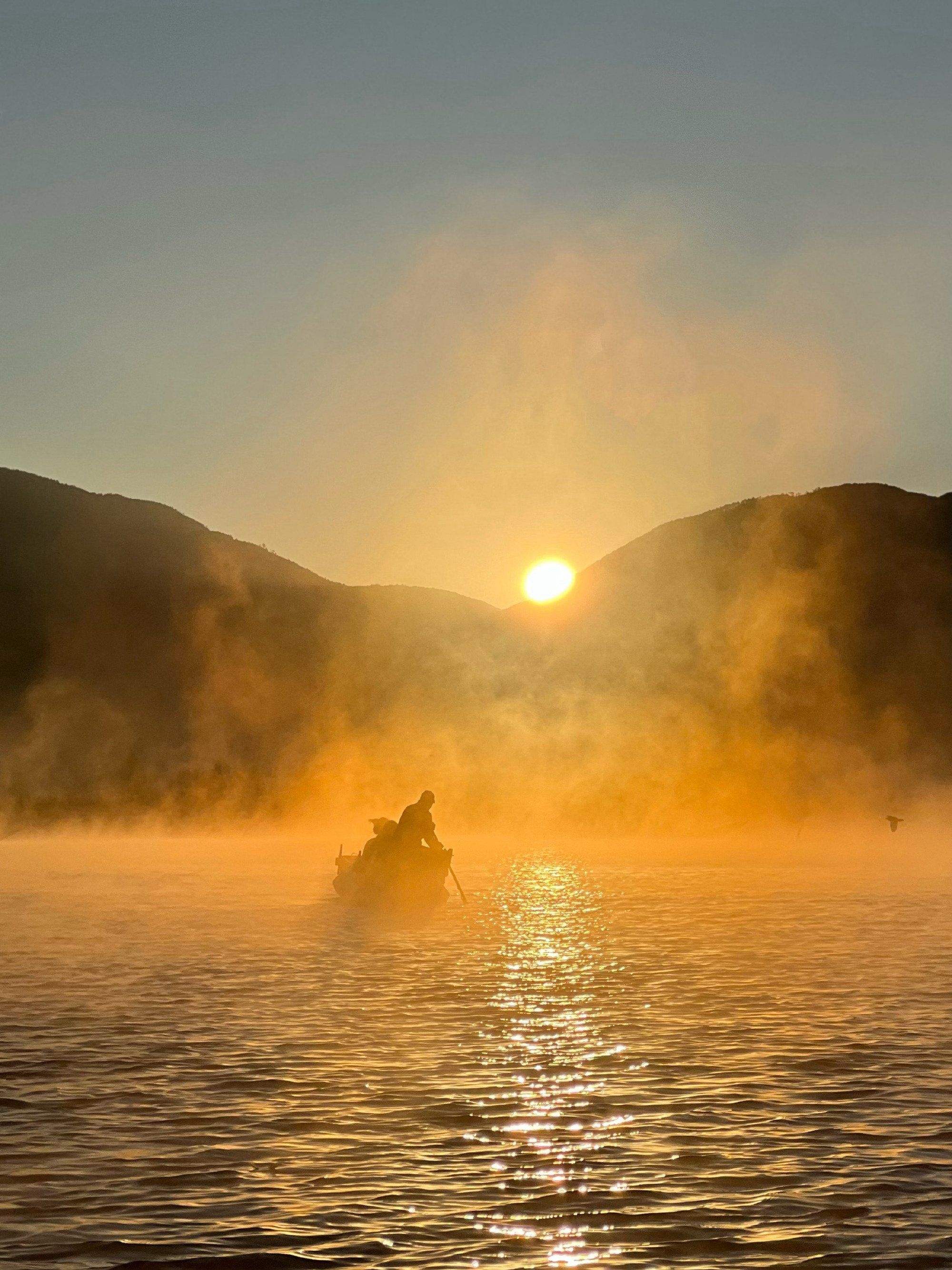 太阳出来的时候,整个湖面