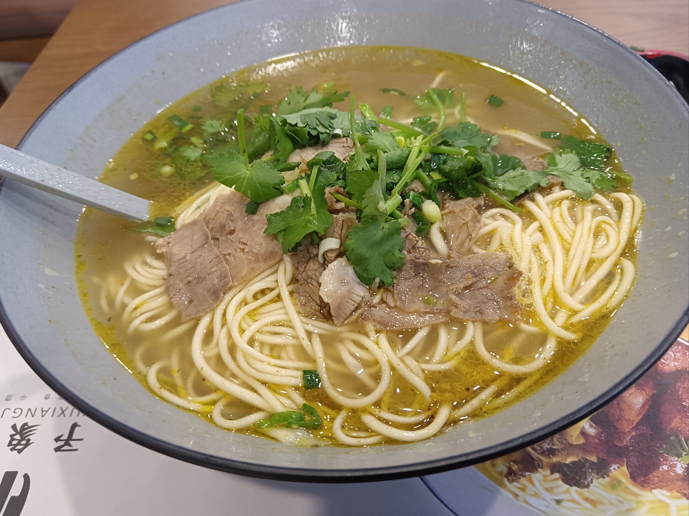 周末的中午来一碗牛肉面
交通挺方便的 红山地铁站a出口附近的一个