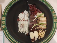 菌菇鸳鸯-有拈头成都市井火锅(老门东店)