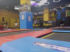-爱蹦iBOON蹦床运动馆(江汉店)