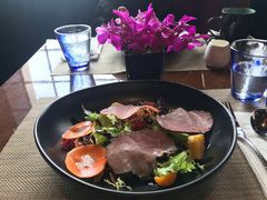 黑胡椒牛肉水果蔬菜沙拉-YUE·6·西式融合餐厅(外滩六号店)