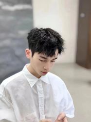 -一家只做男发烫染的店