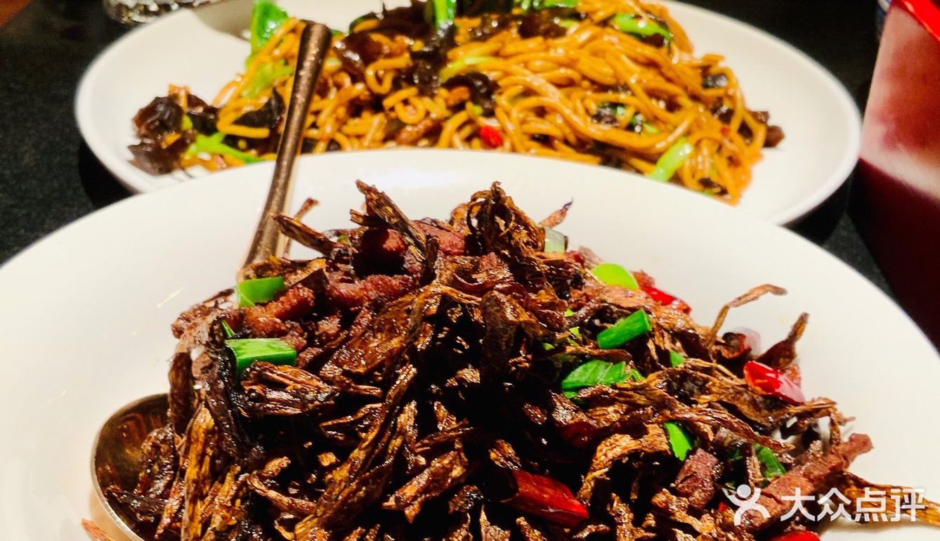 烟熏牛肉的香，配菜叫不出名字，但是脆脆的很好吃