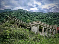 -四川汶川特大地震漩口中学遗址