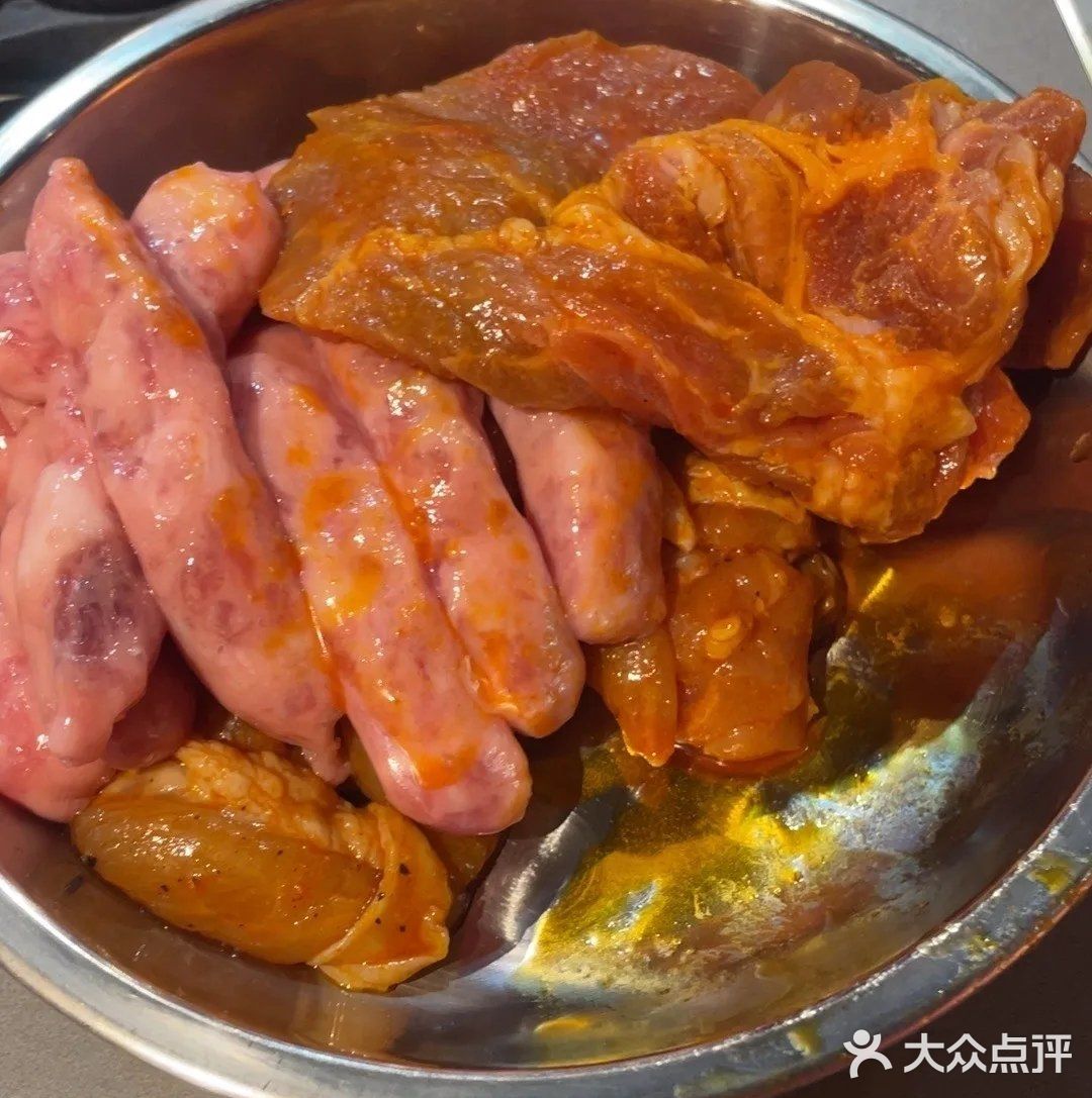 主打东北烤肉，明档自己选肉称重，简单直接，太方便了！